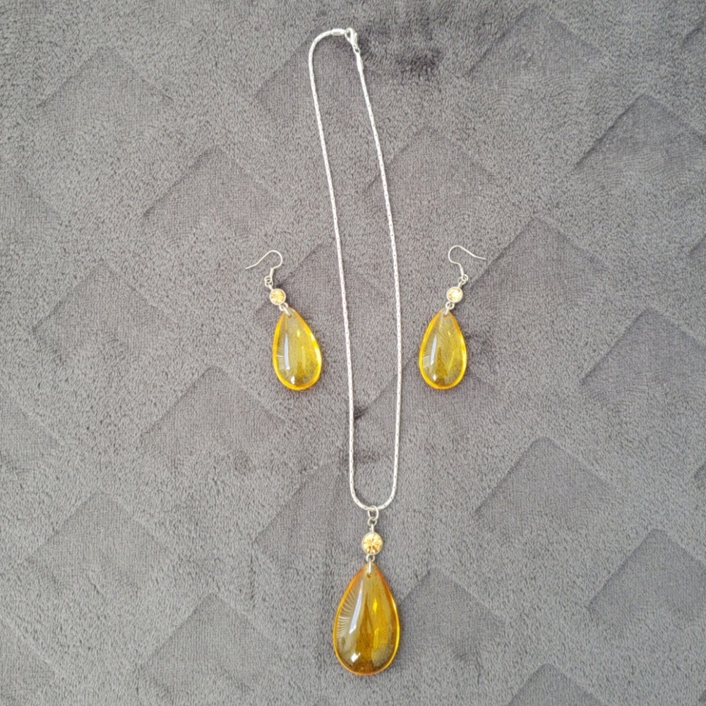Yellow teardrop necklace with matching earrings